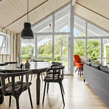 Holiday home Stunning In With Kitchen